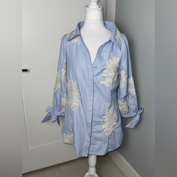 Alice + Olivia Toro Button-Front Pinstriped Shirt with Embroidery/ Size Large - Picture 3 of 10